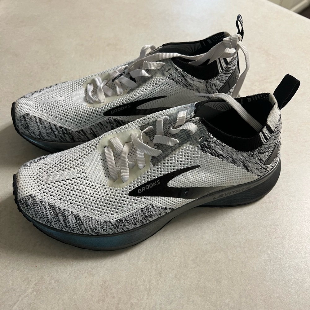 Women’s brooks